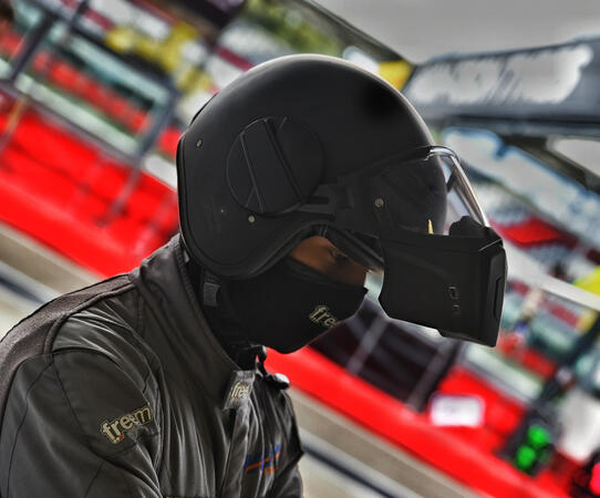 Meccanico con tuta protettiva per effettuare il pit-stop