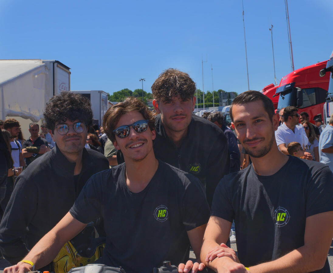 Foto di gruppo di alcuni membri del team durante la celebrazione della loro vittoria di classe nella categoria sprint del CIGT a Vallelunga.