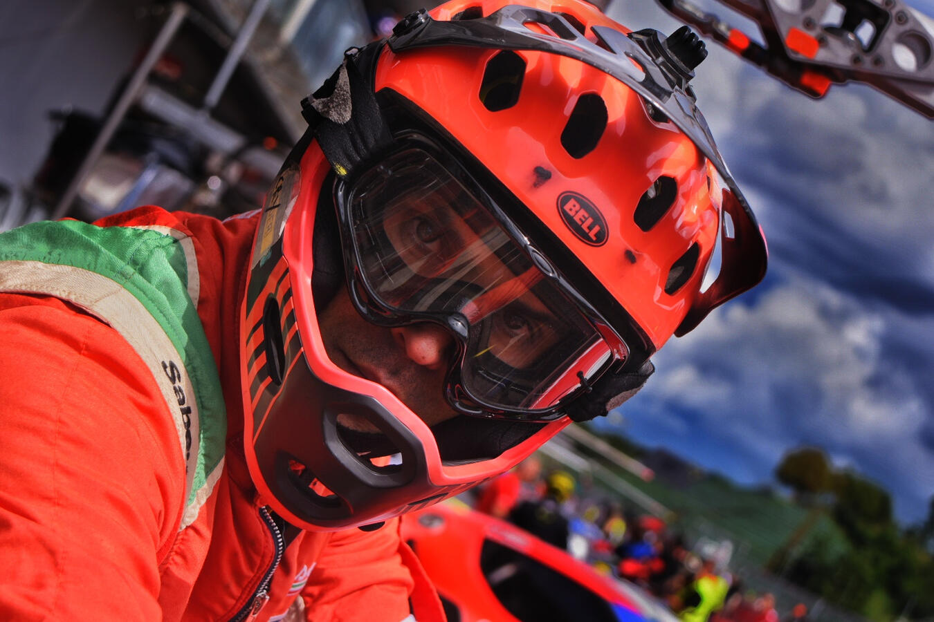Meccanico con equipaggiamento protettivo.