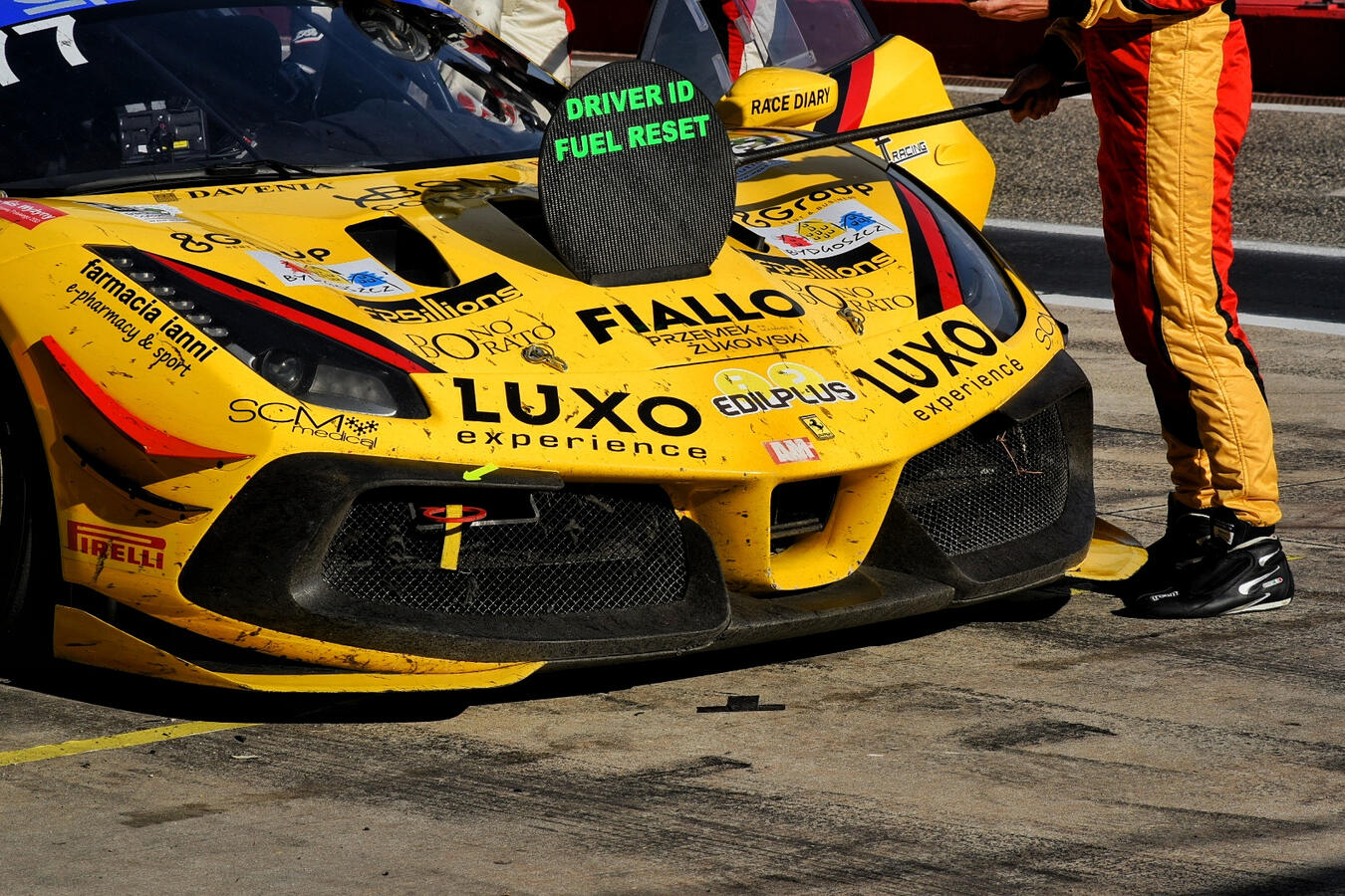 Ferrari 488 Challenge Evo Cup. Notate la sporcizia dovuta alla notevole durata della gara.